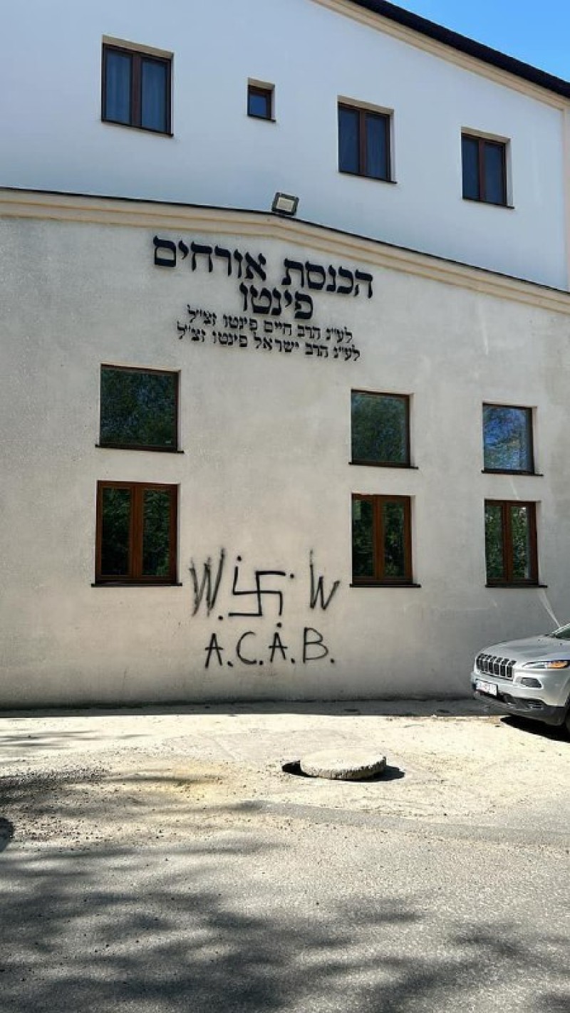 In Uman malte ein Mann ein Hakenkreuz auf das Gebäude einer jüdischen Kantine