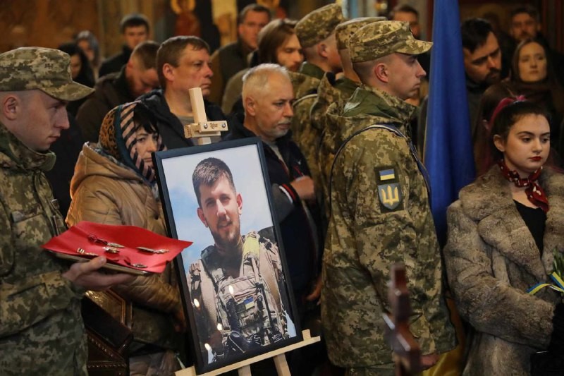 In Kiew wurde heute in der St.-Michaels-Kathedrale Abschied vom an der Front gefallenen ukrainischen Soldaten genommen...