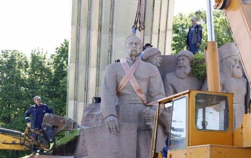Kiewer Dekolonisierer zerstören ein Denkmal zu Ehren der Pereyaslav Rada unter dem Freiheitsbogen der Ukraine...